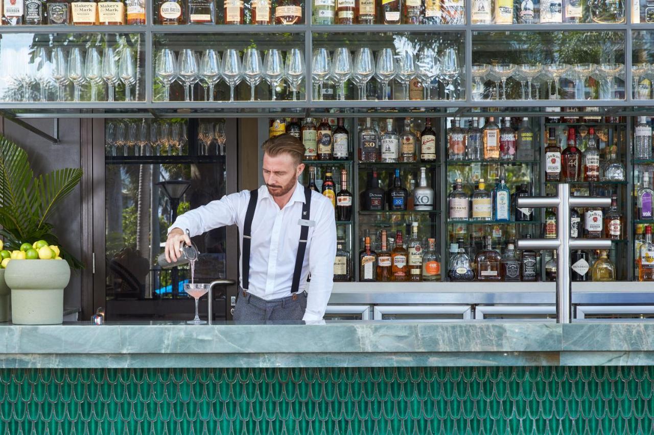 Jw Marriott Gold Coast Resort & Spa Surfers Paradise Exterior photo A bartender at work