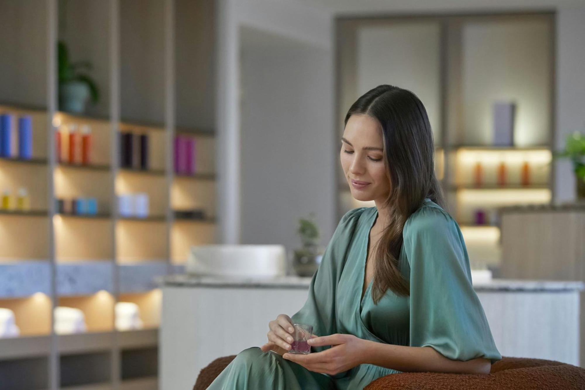 Jw Marriott Gold Coast Resort & Spa Surfers Paradise Exterior photo A woman using a smartphone