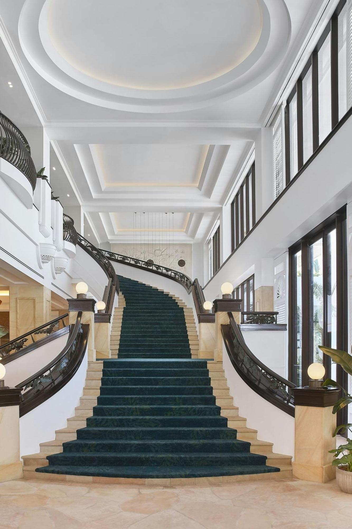 Jw Marriott Gold Coast Resort & Spa Surfers Paradise Exterior photo The staircase at the lobby